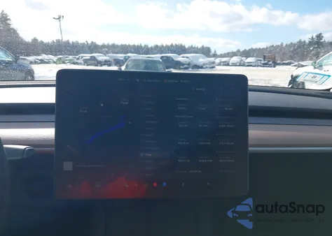 2023 Tesla Model Y Awd/Long Range Dual Motor All-Wheel Drive z USA, uszkodzony, nr VIN 7SAYGDEE1PA107970